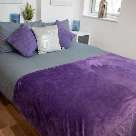 121 Studio - Central Studio Apartment, Terrace & Full Kitchen - Airport & Train Shuttle Бишъпс Стортфорд Екстериор снимка