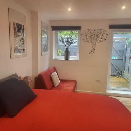 121 Studio - Central Studio Apartment, Terrace & Full Kitchen - Airport & Train Shuttle Бишъпс Стортфорд Екстериор снимка