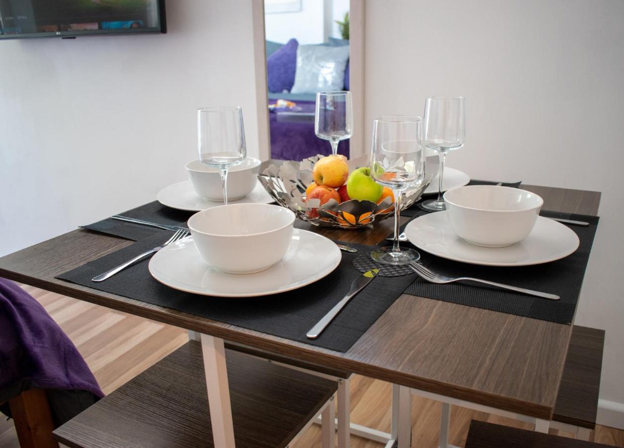 121 Studio - Central Studio Apartment, Terrace & Full Kitchen - Airport & Train Shuttle Бишъпс Стортфорд Екстериор снимка
