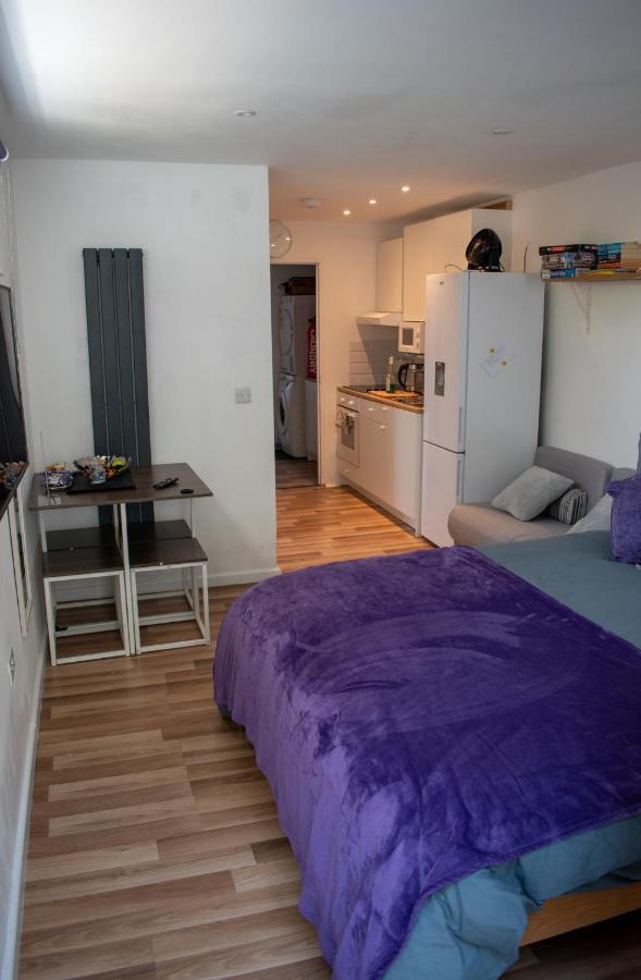 121 Studio - Central Studio Apartment, Terrace & Full Kitchen - Airport & Train Shuttle Бишъпс Стортфорд Екстериор снимка