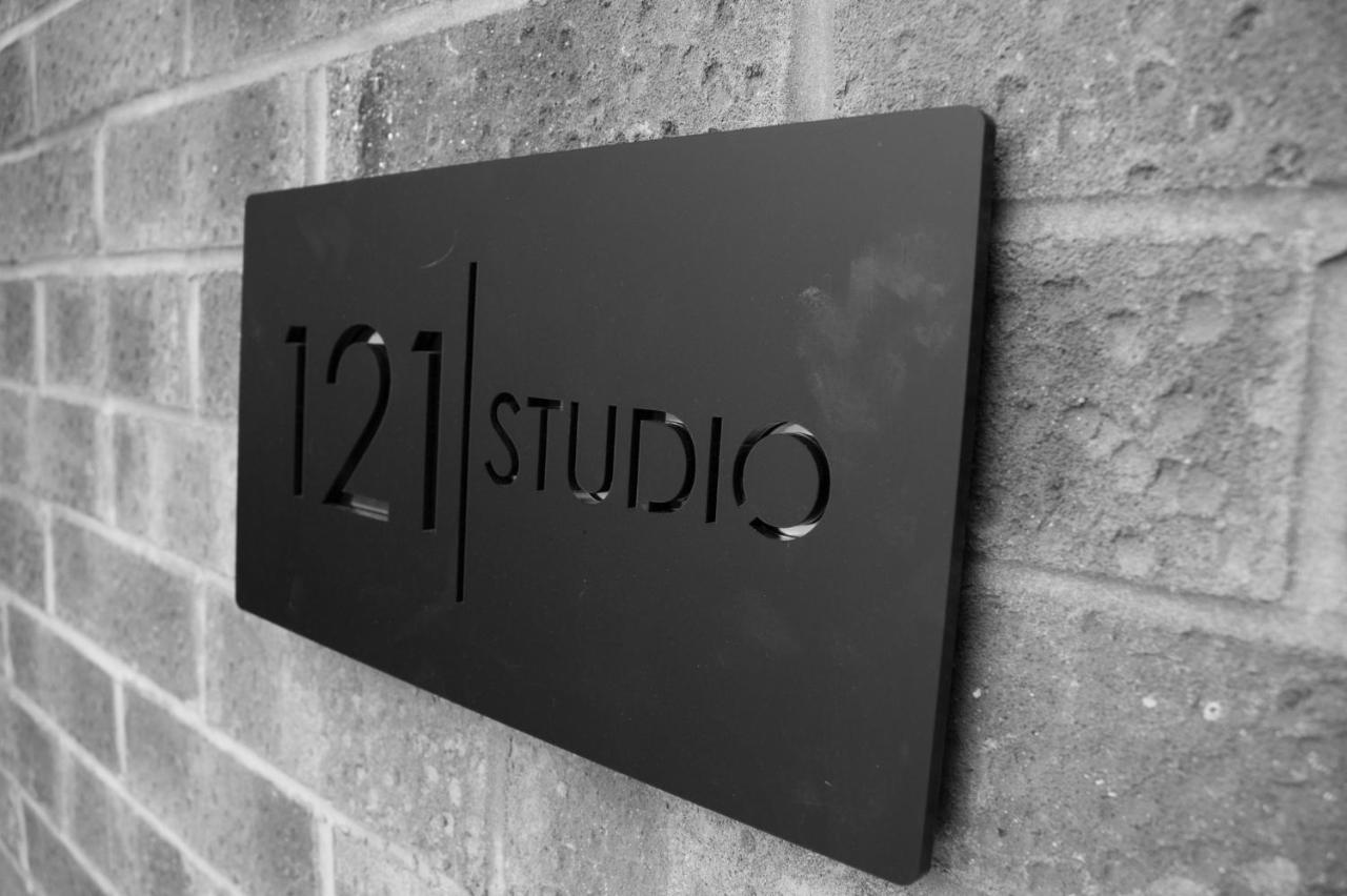 121 Studio - Central Studio Apartment, Terrace & Full Kitchen - Airport & Train Shuttle Бишъпс Стортфорд Екстериор снимка