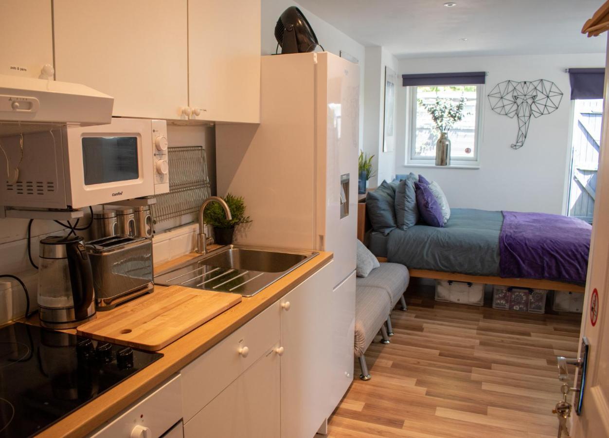 121 Studio - Central Studio Apartment, Terrace & Full Kitchen - Airport & Train Shuttle Бишъпс Стортфорд Екстериор снимка