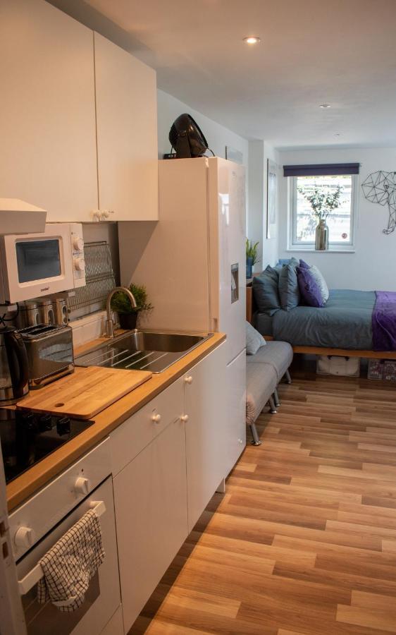 121 Studio - Central Studio Apartment, Terrace & Full Kitchen - Airport & Train Shuttle Бишъпс Стортфорд Екстериор снимка