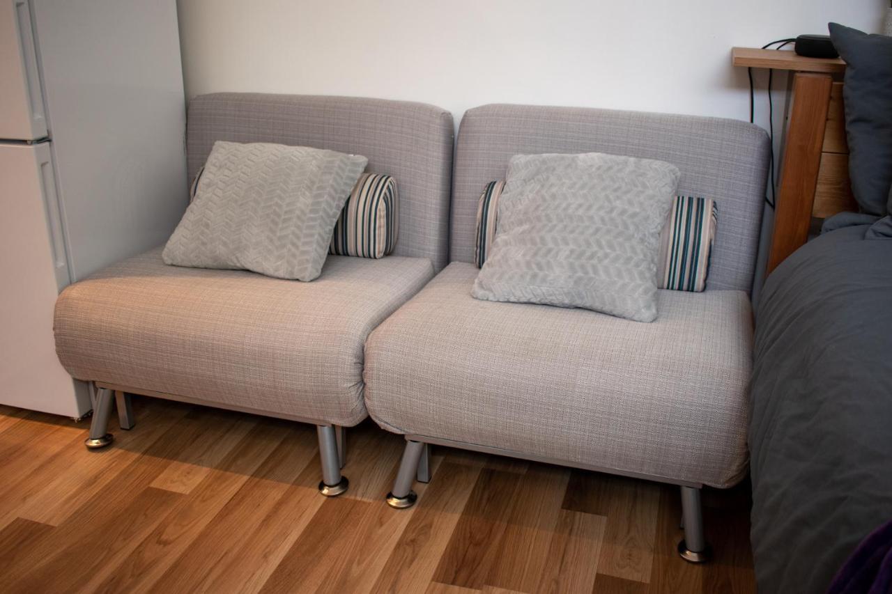 121 Studio - Central Studio Apartment, Terrace & Full Kitchen - Airport & Train Shuttle Бишъпс Стортфорд Екстериор снимка