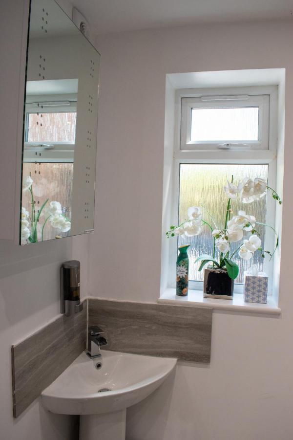 121 Studio - Central Studio Apartment, Terrace & Full Kitchen - Airport & Train Shuttle Бишъпс Стортфорд Екстериор снимка