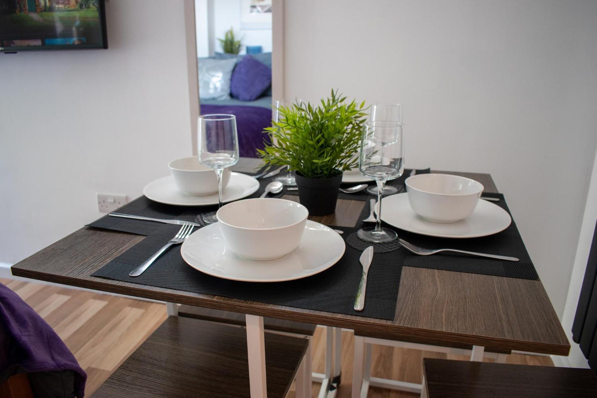 121 Studio - Central Studio Apartment, Terrace & Full Kitchen - Airport & Train Shuttle Бишъпс Стортфорд Стая снимка