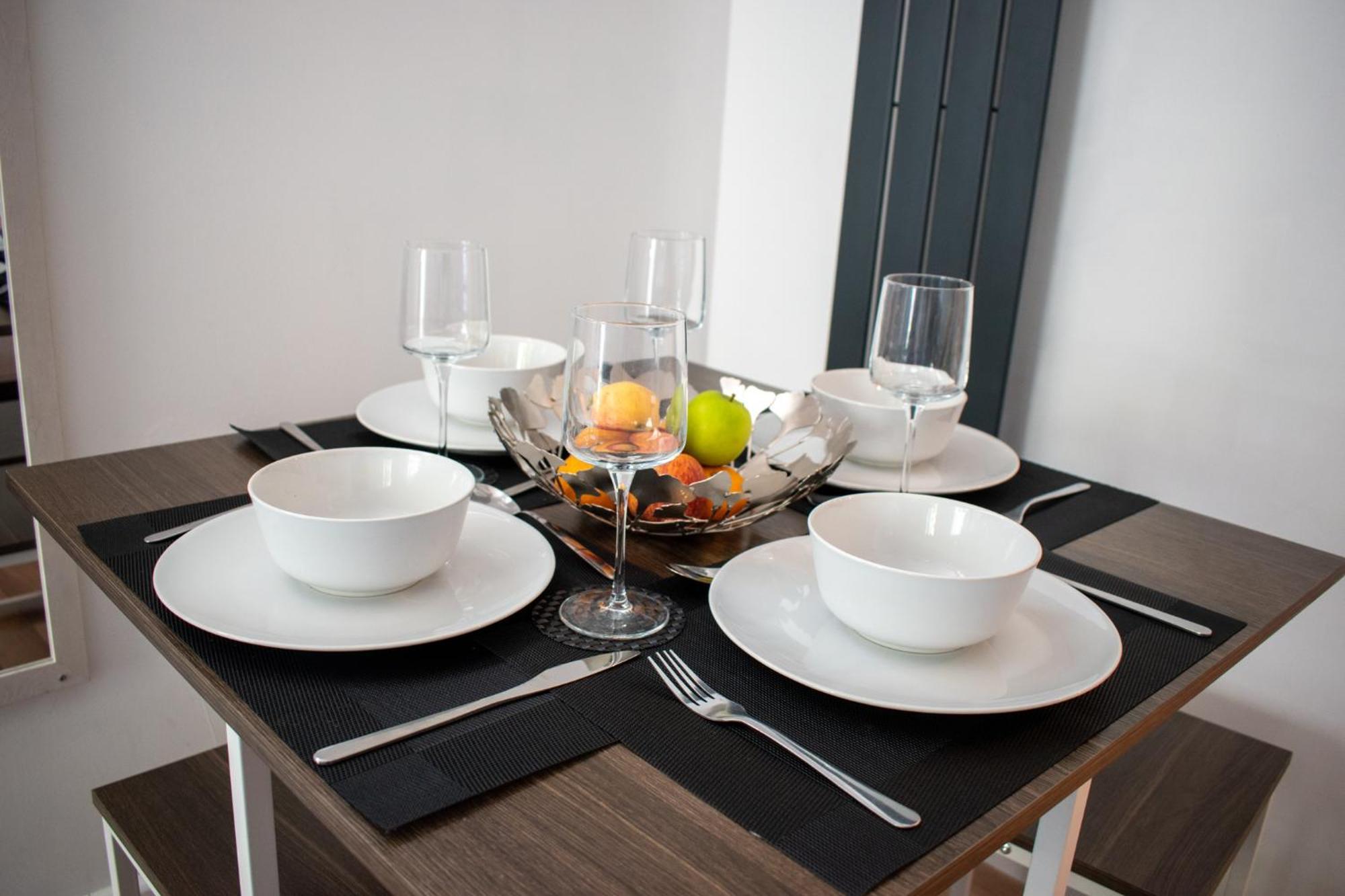 121 Studio - Central Studio Apartment, Terrace & Full Kitchen - Airport & Train Shuttle Бишъпс Стортфорд Стая снимка