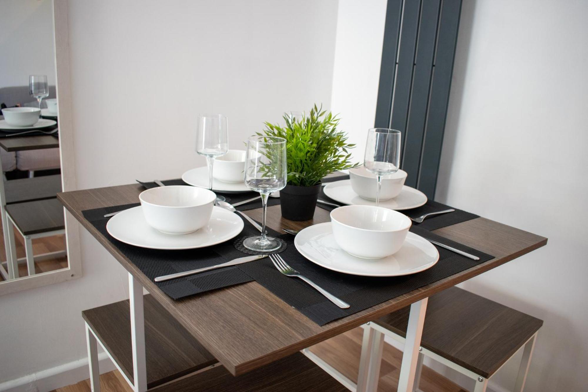 121 Studio - Central Studio Apartment, Terrace & Full Kitchen - Airport & Train Shuttle Бишъпс Стортфорд Стая снимка