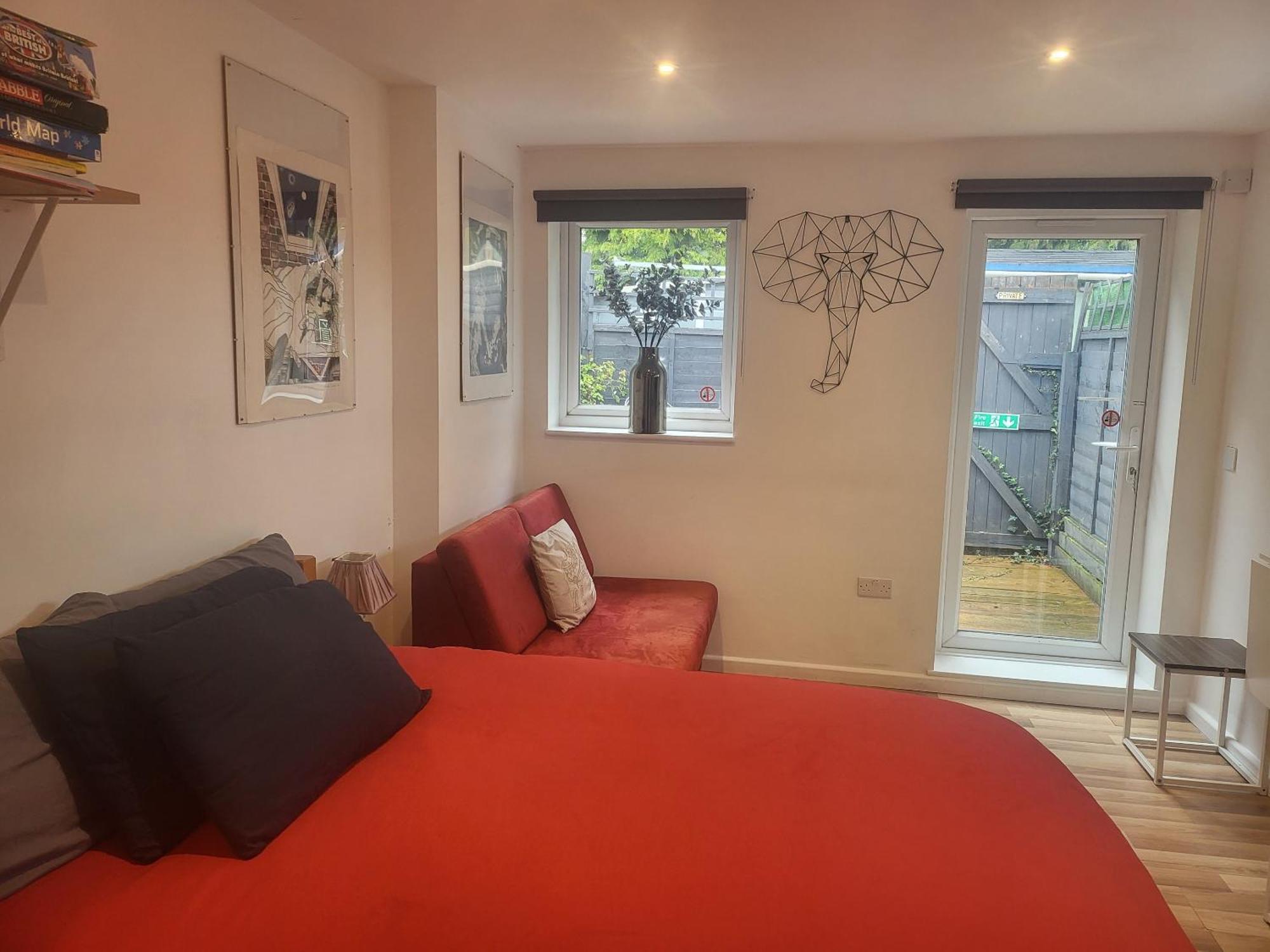 121 Studio - Central Studio Apartment, Terrace & Full Kitchen - Airport & Train Shuttle Бишъпс Стортфорд Екстериор снимка